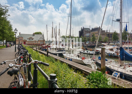 Rotterdam, Pays-Bas - le 18 août 2016 : marina à Rotterdam. Banque D'Images