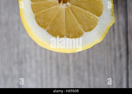 Belle fraîcheur citron jaune sur la table rustique en bois, mode de vie sain Banque D'Images