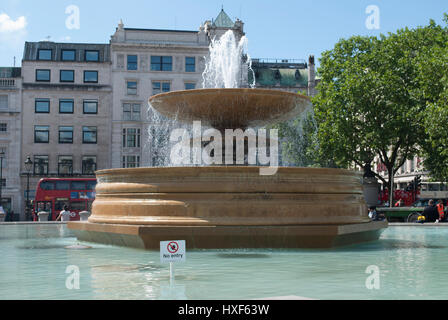 Fontaine à Trafalgar Square avec de petits pas d'entrée sign Banque D'Images