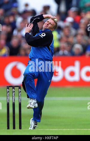 DOMINIC CORK ANGLETERRE & DERBYSHIRE CCC LEEDS HEADINGLEY 17 Juin 2001 Banque D'Images