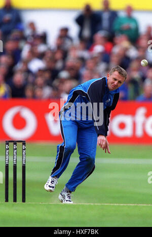 DOMINIC CORK ANGLETERRE & DERBYSHIRE CCC LEEDS HEADINGLEY 17 Juin 2001 Banque D'Images