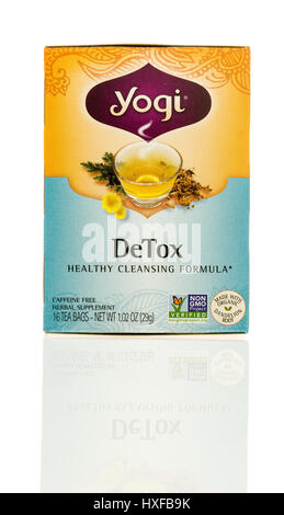 Winneconne, WI - 15 mars 2017 : une boîte de thé Detox Yogi isolé sur un arrière-plan. Banque D'Images