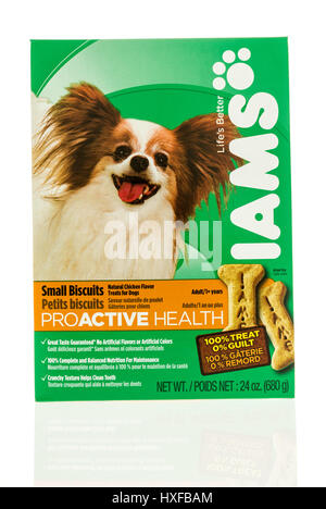 Winneconne, WI - 19 mars 2017 : Fort de gâteries pour chiens Iams isolé sur un arrière-plan. Banque D'Images