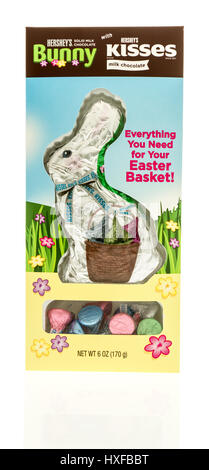 Winneconne, WI - 26 mars 2017 : le paquet de chocolat bunny de baisers faites par Hershey's sur une base isolée. Banque D'Images