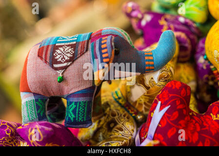 Souvenirs dans le marché de nuit, Siem Reap, Cambodge, Asie. Banque D'Images