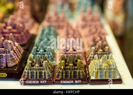 Souvenirs dans le marché de nuit, Siem Reap, Cambodge, Asie. Banque D'Images