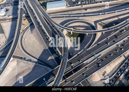 Vue aérienne des routes 15 et 95 bretelles de l'échangeur de l'autoroute au centre-ville de Las Vegas, Nevada. Banque D'Images