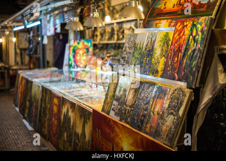 Souvenirs dans le marché de nuit, Siem Reap, Cambodge, Asie. Banque D'Images