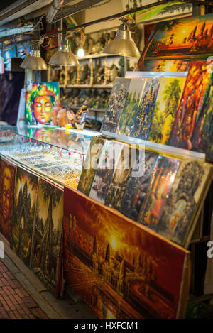 Souvenirs dans le marché de nuit, Siem Reap, Cambodge, Asie. Banque D'Images