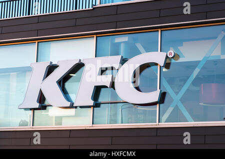 Kentucky Fried Chicken (KFC) logo attaché à l'avant du restaurant windows Banque D'Images