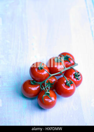Tomate rouge mûre sur la vigne Banque D'Images