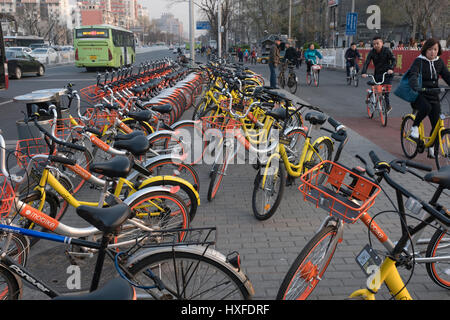 Les gens utilisent des vélos-partage à Beijing, Chine. 28-Mar-2017 Banque D'Images