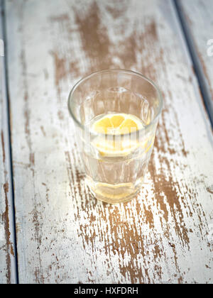 Simple verre d'eau propre et fraîche avec tranche de citron comme un simple detox Banque D'Images