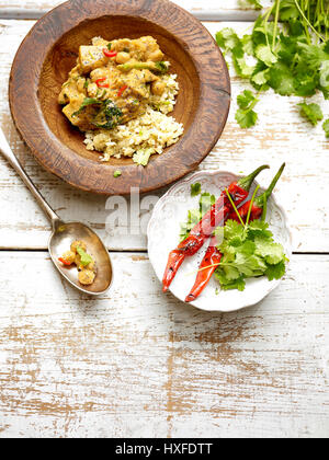 Le pois chiche et le potiron au curry sain avec les piments et la coriandre Banque D'Images