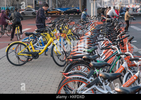 Les gens utilisent des vélos-partage à Beijing, Chine. 28-Mar-2017 Banque D'Images