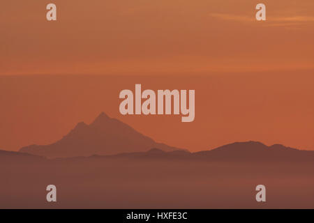 Soirée de printemps au coucher du soleil sur la mer avec vue sur le saint mont Athos. La Grèce. Chalkidiki Banque D'Images