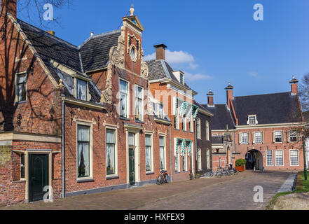 Rue avec maisons anciennes dans le centre historique de Groningen, Pays-Bas Banque D'Images