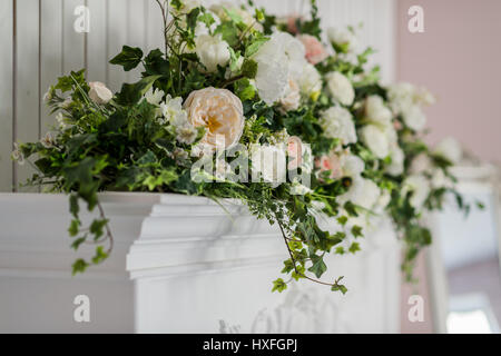 Arrangement de fleurs avec des branches d'une des branches de la pistache Ruscus, oeillets, roses, succursale de Brunéi, baies d'Hypericum. Concept de mariage Banque D'Images