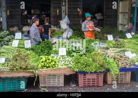 Les vendeurs et les clients sur le plus grand marché Bngkok humide à Khlong Toei, Thaïlande Banque D'Images