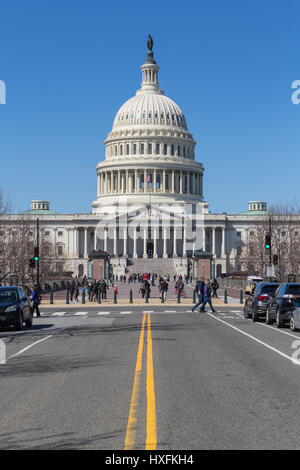 Les touristes et les visiteurs à l'avant du Capitole à Washington, DC. Banque D'Images