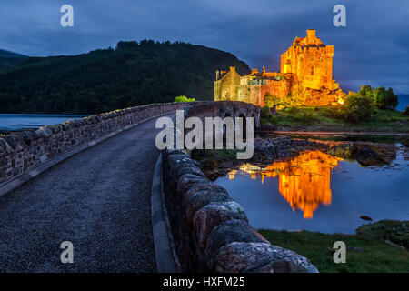 Beau château Eilean Donan après le coucher du soleil, de l'Écosse Banque D'Images