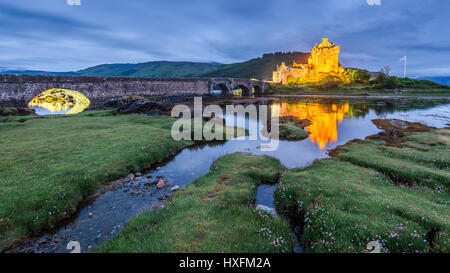 Merveilleux château Eilean Donan après le coucher du soleil, de l'Écosse Banque D'Images