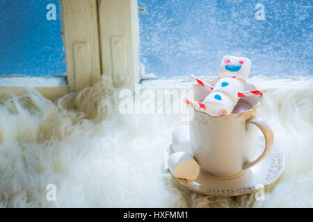 Bonhomme de chocolat chaud fondu dans des faits de guimauves pour Noël Banque D'Images