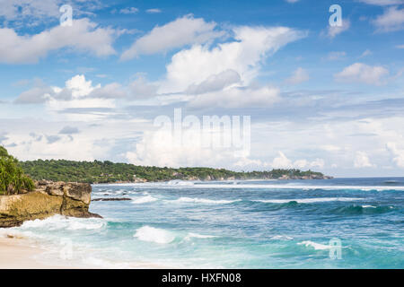 Superbe plage de rêve sur l'île de Lembongan à seulement quelques kilomètres de la côte de Bali en Indonésie Banque D'Images