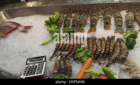 Beaucoup de langoustes savoureuses dans les restaurants à Patong sur l'île de Phuket en Thaïlande. Fruits de mer frais. Banque D'Images