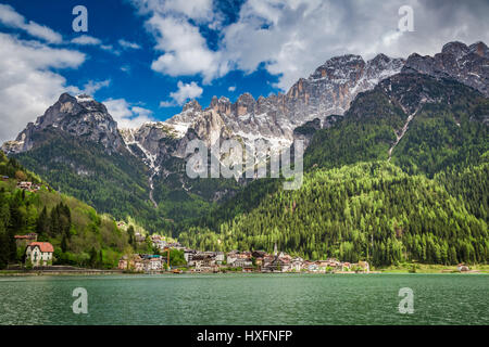 Vue à couper le souffle de petite ville au bord du lac à Dolomites Banque D'Images