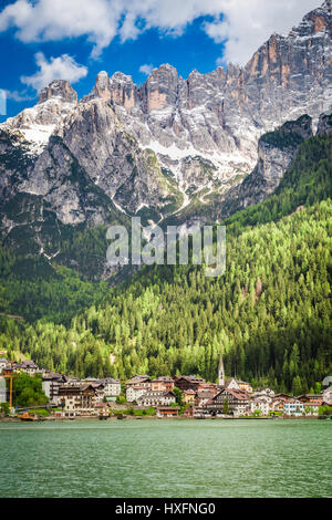 Vue magnifique de petite ville au bord du lac à Dolomites Banque D'Images