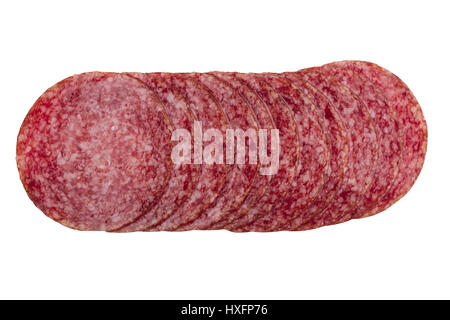 Vue de dessus les tranches de salami saucisses fumées isolé sur fond blanc Banque D'Images