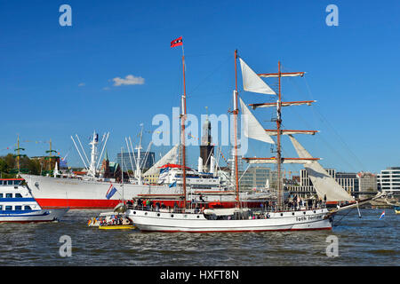 Défilé de fin pour l'anniversaire du port par le bateau musée Cap San Diego à Hambourg, Allemagne, Europe, Einlaufparade zum Hafengeburtstag mit dem Musées Banque D'Images