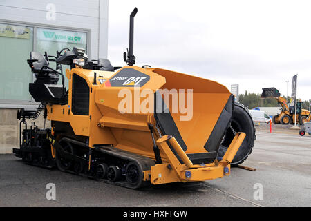 LIETO, FINLANDE - le 25 mars 2017 : Cat AP355F pavé d'asphalte vu lors de l'éventualité d'Konekaupan Lansi Ventes Machines Villi. Banque D'Images