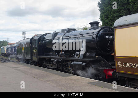 Classe de l'Institut Stanier 8F machine à vapeur 48624, couplé à la 'Cromwell' Pullman train manger fixé à Loughbrough sur le Great Central Railway Banque D'Images