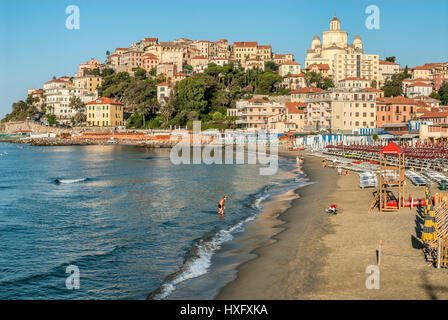 Vue sur la plage de Porto Maurizio en face de la vieille ville d'Imperia Sur la côte ligurienne, au nord ouest de l'Italie. Banque D'Images