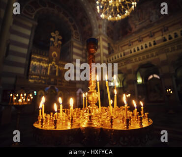 Beaucoup de brûler des bougies avec une faible profondeur de champ dans l'église orthodoxe, la religion concept Banque D'Images