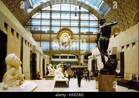 Musée d'Orsay, Paris 2014. Vue depuis le couloir central, à l'arrière-plan l'horloge de l'ancienne gare ferroviaire. Banque D'Images