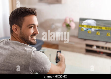 Interrupteur homme excité à la criminalité TV serie par commande à distance Banque D'Images