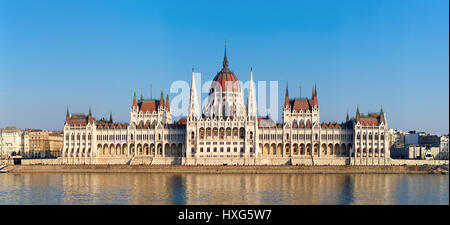 Le Parlement hongrois s'appuyant sur les rives du Danube à Budapest Banque D'Images