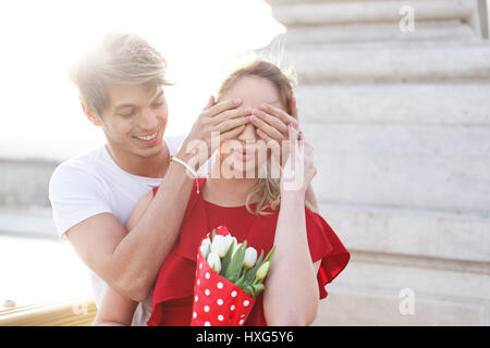Jeune femme se bouquet d'petit ami outdoor Banque D'Images