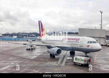 COLOGNE, ALLEMAGNE - 9 mars 2017 : Airbus A319-100 GermanWings à l'aéroport de Cologne, Allemagne Banque D'Images
