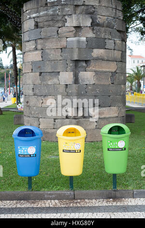 Bleu, jaune et vert des bacs de recyclage en plastique sur le port de Funchal, Madère Banque D'Images