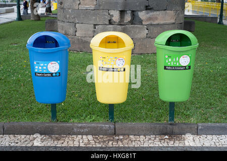 En plastique jaune et vert, les bacs de recyclage sur le port de Funchal, Madère Banque D'Images