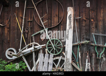 Vieux outils rouillés sur le mur d'une grange. Banque D'Images