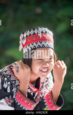 Une tribu de colline Ahka Girl au jardin d'ornement Mae Fah Luang au village de Doi Tung au nord de la ville de Chiang Rai dans le Nord de la Thaïlande. Banque D'Images