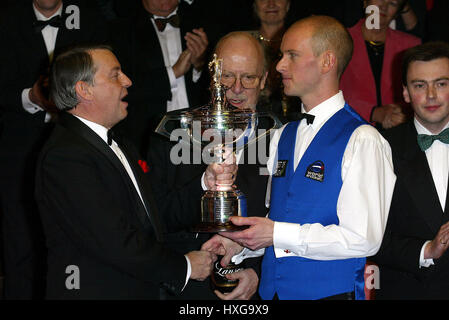 PETER EBDON CHAMPION DU MONDE DE SNOOKER SHEFFIELD 2002 06 mai 2002 Banque D'Images