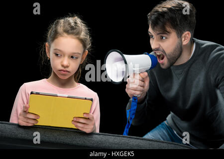 Père en colère avec mégaphone de crier sur sa fille en colère, les problèmes de famille concept Banque D'Images