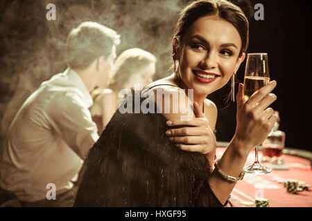 Portrait de jeune femme en verre jouez au poker Banque D'Images