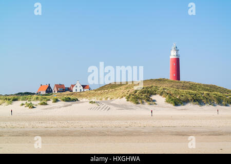 La plage, les dunes et le phare de De Cocksdorp sur le frison occidental de l'île de Wadden Texel, Pays-Bas Banque D'Images